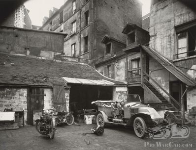 Paris, 1922: Tableaux automobiles dans une cour paisible