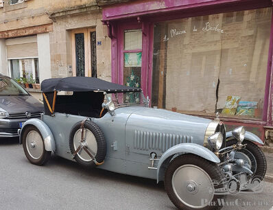 Een Bugatti tussen de boulangerie en de tabac