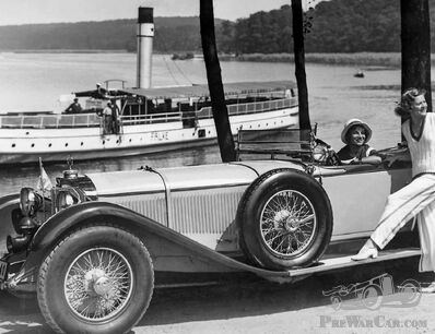 Una glamourous Super Sport e una vecchia imbarcazione
