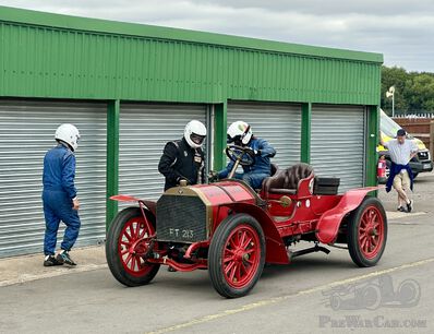 False partenze e splendide automobili: la Longstone Long Car Race