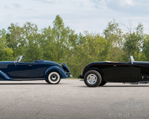 Una dopo l’altra: Ford V8 De Luxe Roadster del 1936 contro Ford Hot Rod 'High-Boy' Roadster del 1932