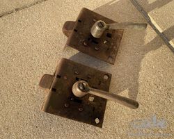 2 door handles with mechanism