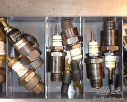 A box with Prewar sparkplugs, Bosch, Champion, Syko Spezial etc.