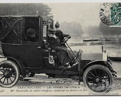 Femme chauffeur automobile