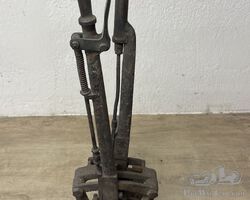 Unidentified gearbox and hand brake levels