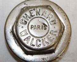 Chenard Walcker of Paris Threaded Hubcap