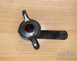 Coquille latch for trunks