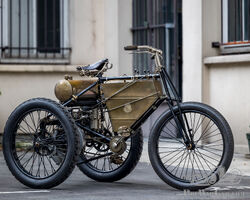 1902 De Dion Bouton Tricycle | OSENAT'RTS & CARS | Auction on April 16, 2023 - 14.00