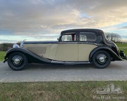 Bellissima Hooper Sports Saloon con cofano lungo