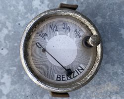 Fuel gauge for vehicles e.g. DKW
