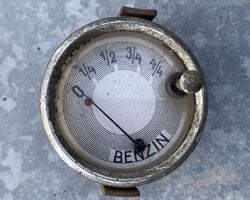 Fuel gauge for vehicles e.g. DKW