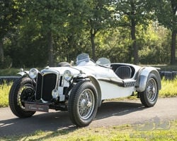 De bekende witte Riley van autocoureur Mrs. Ivy Stephenson - Riley 12/4 Kestrel Special uit 1936