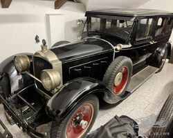 1928 Packard - 443 - a 7-seater luxury limousine with a dividing partition between the front and rear seats