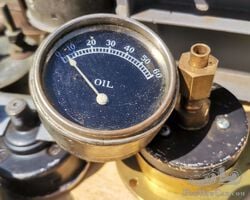 Oil pressure gauge