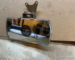 Specchietto interno con orologio elettronico O.S. integrato.