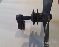 Ventilateur en aluminium à trois pales, monté sur un support excentrique.